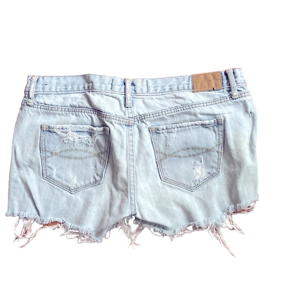 VINTAGE ABERCROMBIE DISTRESSED JEAN SHORTS - Picture 3 of 4